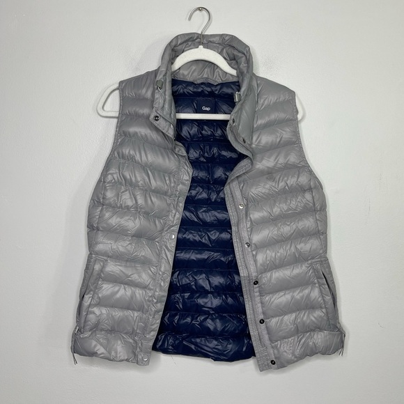 GAP 90% Down Puffer Vest Gray Silver Women’s Small Full Zip Button Layer Winter - Picture 1 of 9